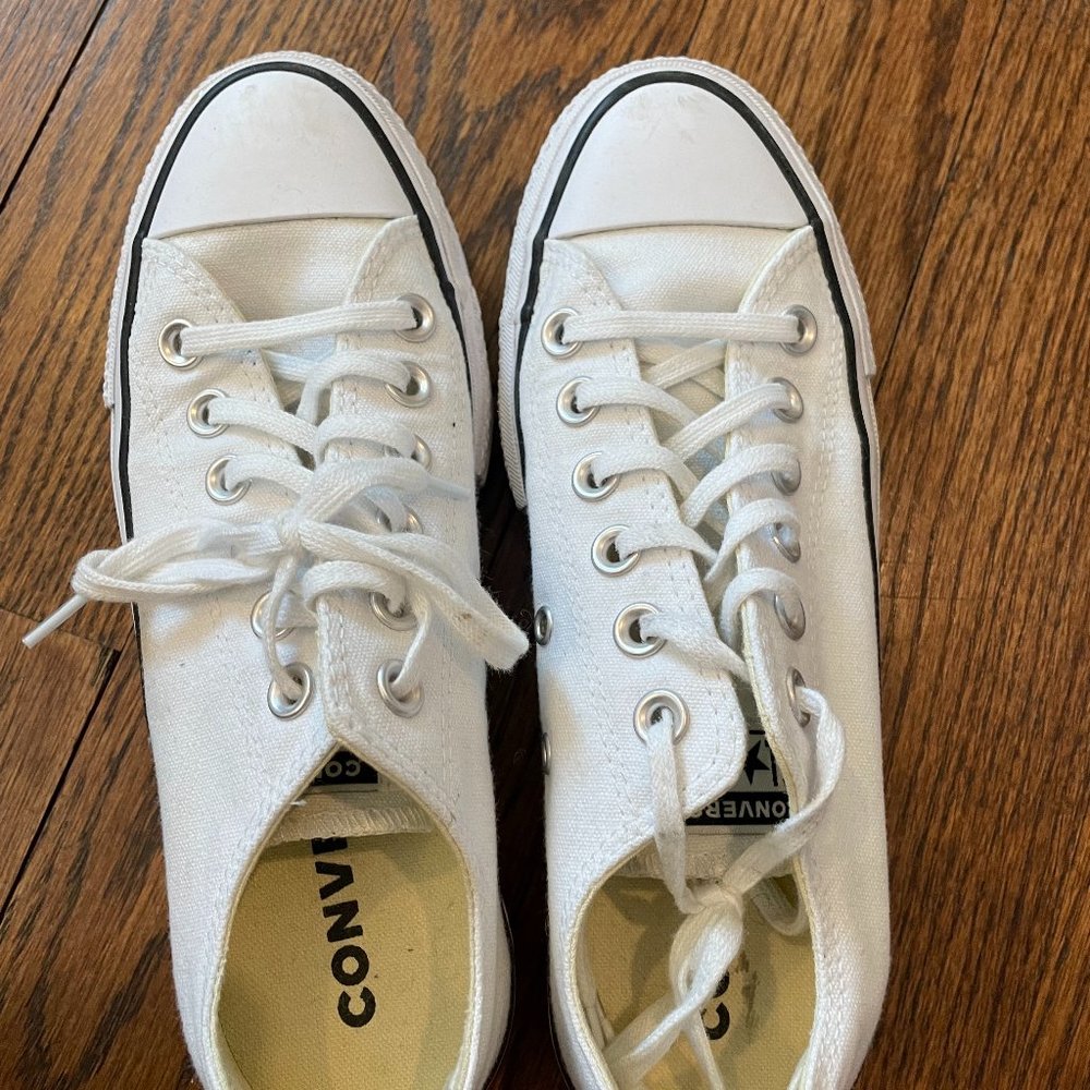 CONVERSE WOMENS CHUCK TAYLOR ALL STAR LOW TOP PLATFORM SNEAKER